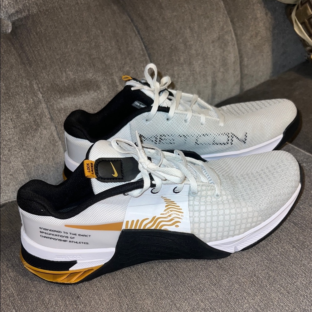 Nike Men's White and Gold Athletic Shoes